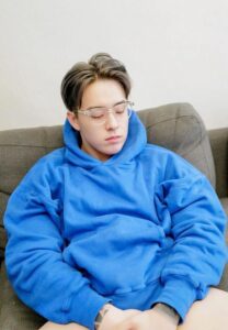 Titus-Low-เสื้อฟ้า Titus-Low-เสื้อฟ้า