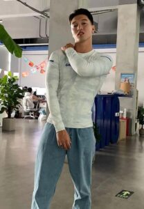 Liam-J.-Ward-ยืนเท่