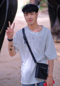 ด.ช.โดนัท-สองนิ้ว