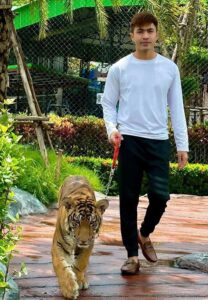 อาร์ม-ธีรกิจ-เสื้อขาว อาร์ม-ธีรกิจ-เสื้อขาว