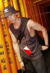 น้ำมนต์-กฤตนัย-สะพายกระเป๋า