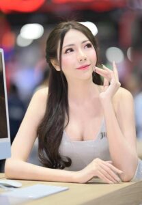 Aunchulee-Kasiwech-พริตตี้หน้าฉ่ำ