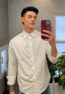 Huy-Hoang-Phan-เสื้อเชิ้ตขาว Huy-Hoang-Phan-เสื้อเชิ้ตขาว