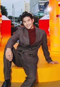 Johnson-Lau-หล่อเกิน Johnson-Lau-หล่อเกิน