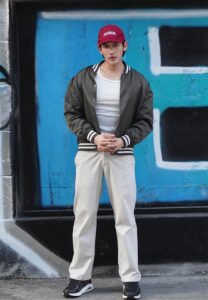 Bas-Karan-หมวกแดง