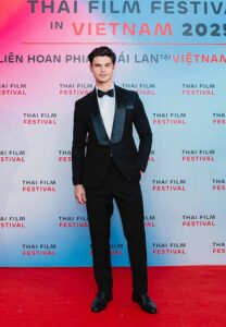 Kim-Goodburn-หล่อสง่า