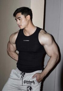 Peerawat-Wichianrak-เสื้อกล้ามดำ