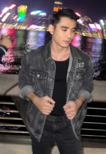 Peerawat-Wichianrak-เสื้อยีนส์