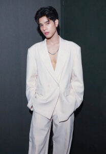 GUIDE-Piyawat-เสื้อสูทขาว