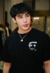 Poom-Phuripan-เสื้อยืดดำ