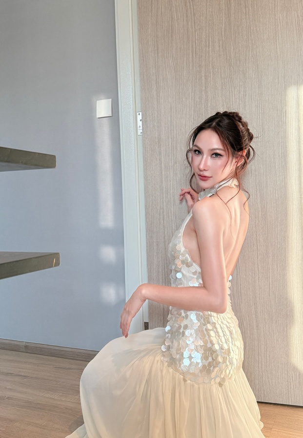 เบอร์รี่หญิง ในชุดราตรีหรูหราสีแชมเปญเผยแผ่นหลังเนียนสวย