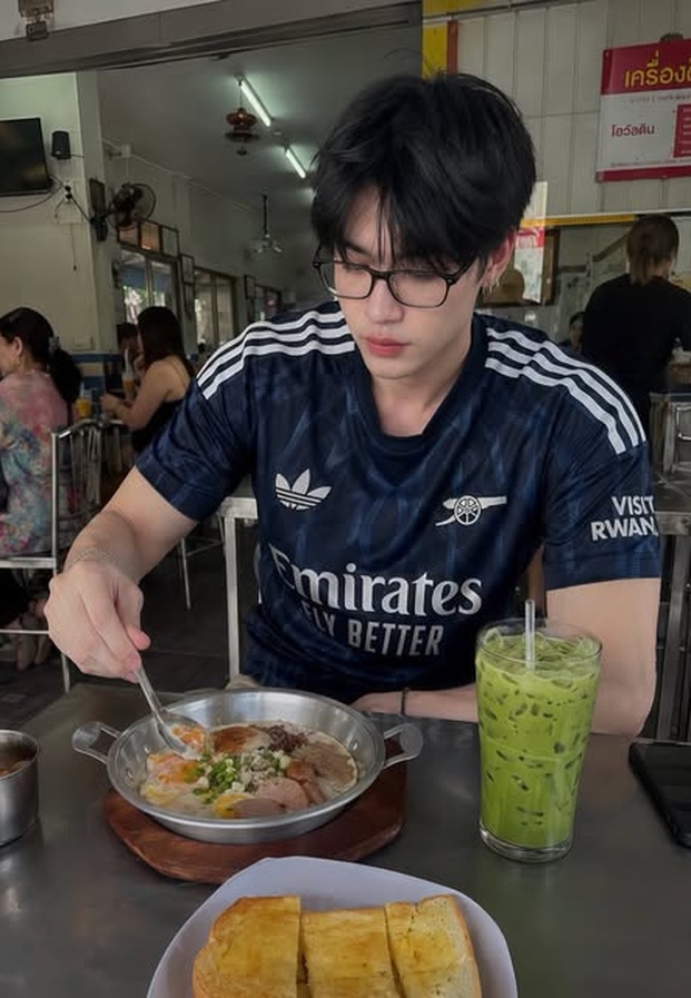 ลุคชุดออกกำลังกายเผยรูปร่างฟิตแอนด์เฟิร์มในยิม