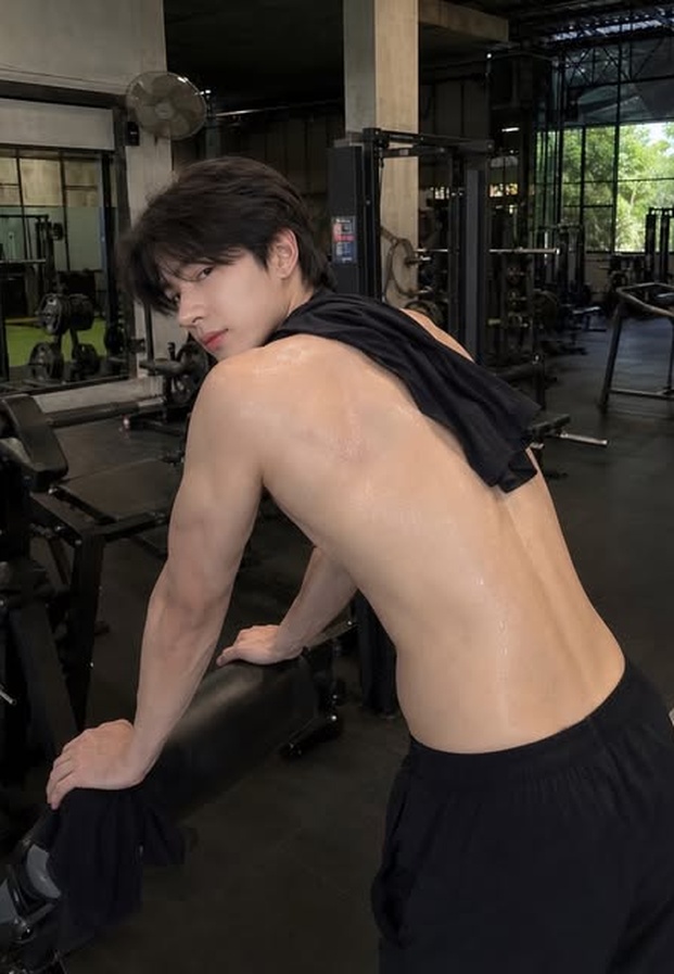 ภาพเดี่ยวพอร์ตเทรตหล่อคมสไตล์โอปป้าสะกดสายตา