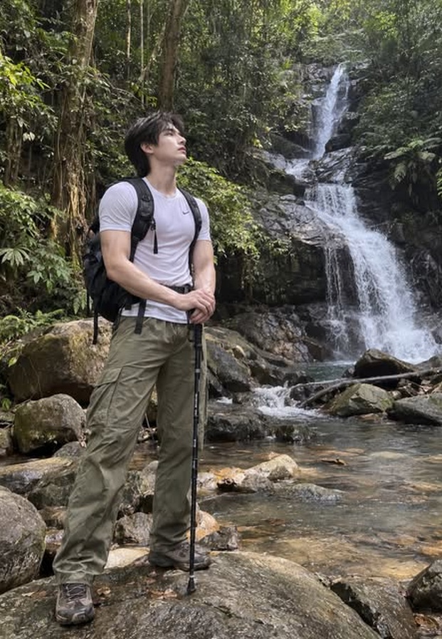 ลุคแคชชวลสบายๆ เผยรอยยิ้มอบอุ่นริมน้ำตก