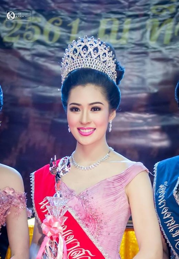 หลิงหลิง คอง ในลุคชุดไทยร่วมสมัยงดงามอ่อนหวาน