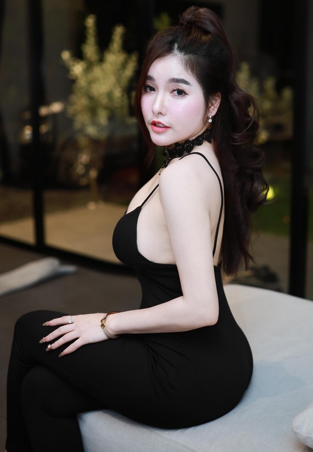 ใบเฟิร์น กุลธาดา อวดแผ่นหลังและสรีระสุดเซ็กซี่ในชุดเดรสสายเดี่ยวสีดำสุดหรู