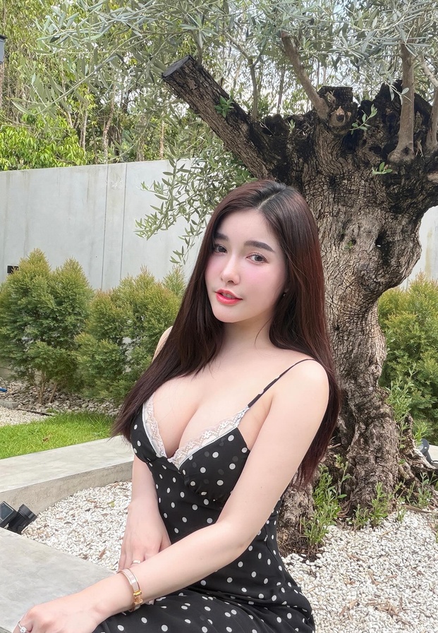 ใบเฟิร์น กุลธาดา กับลุคเดรสสายเดี่ยวลายจุดสีดำเผยรอยยิ้มหวานใต้ร่มไม้