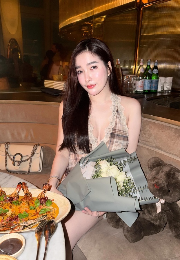 ใบเฟิร์น กุลธาดา ฉลองดินเนอร์วันเกิดสุดพิเศษพร้อมช่อดอกไม้และอาหารจานหรู
