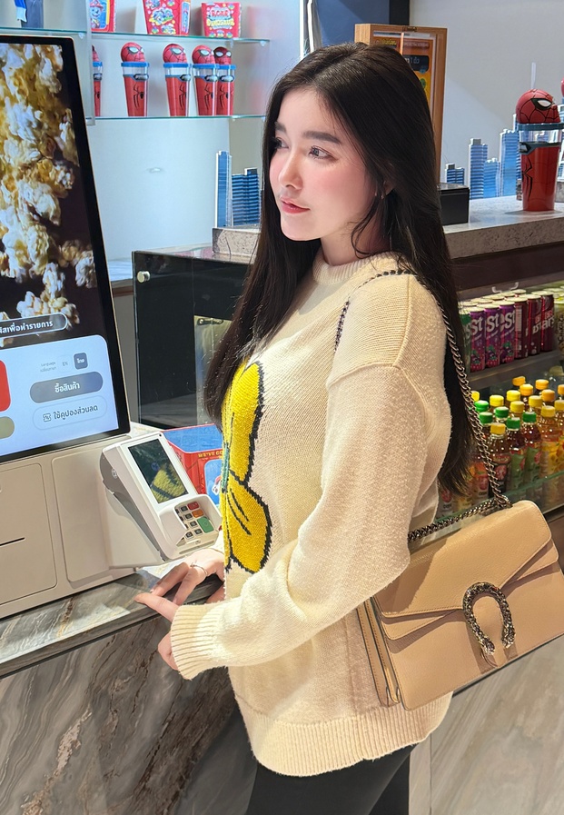 ใบเฟิร์น กุลธาดา ในลุคเสื้อสเวตเตอร์ไหมพรมสีครีมสะพายกระเป๋าแบรนด์เนมสุดชิค