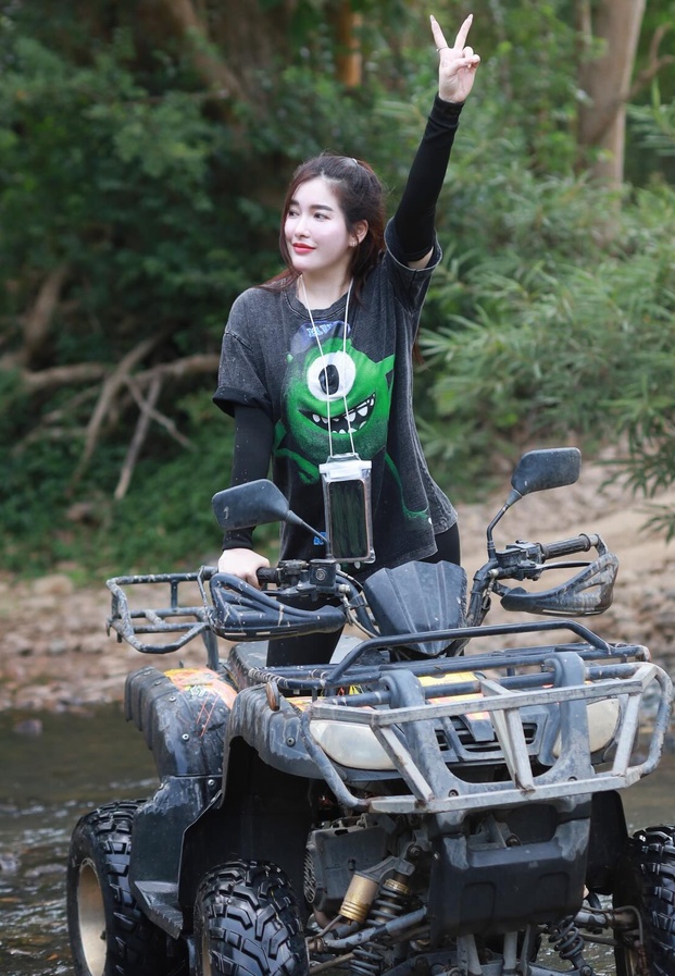 ใบเฟิร์น กุลธาดา ลุยกิจกรรมแอดเวนเจอร์ขับรถ ATV กลางธรรมชาติอย่างสดใส