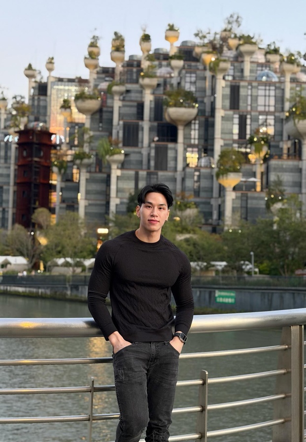 เทรนเนอร์เท็น ลุคสตรีทแวร์เสื้อแขนยาวสีดำริมราวสะพานแม่น้ำสุดเท่