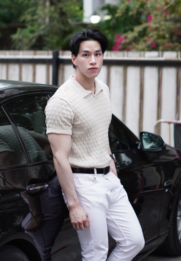 เทรนเนอร์เท็น ถ่ายแบบเสื้อโปโลไหมพรมสีขาวข้างรถยนต์หรูมาดคุณชาย