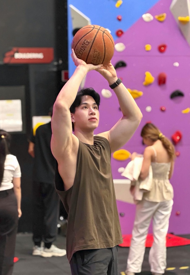 เทรนเนอร์เท็น โชว์ฟอร์มการชู้ตลูกบาสเกตบอลเผยสรีระกล้ามเนื้อสุดเฟิร์ม