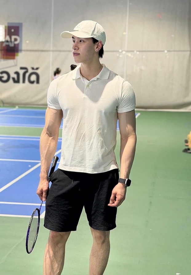 เทรนเนอร์เท็น ในชุดกีฬาเทนนิสพร้อมไม้แร็กเก็ตสะท้อนพลังความฟิตสมบูรณ์แบบ